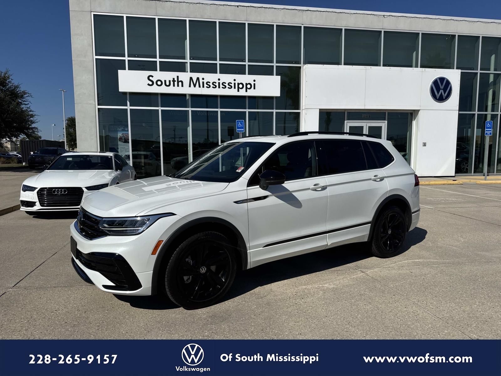 2024 Volkswagen Tiguan SE R-LINE BLACK's photo