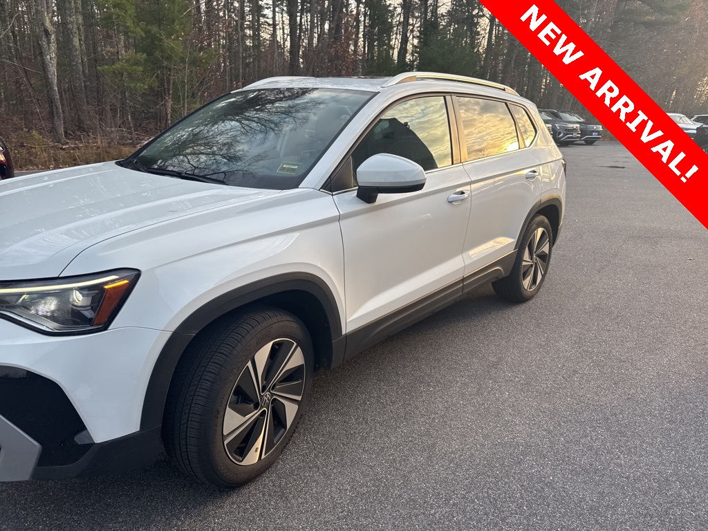 2025 Volkswagen Taos SE photo 2