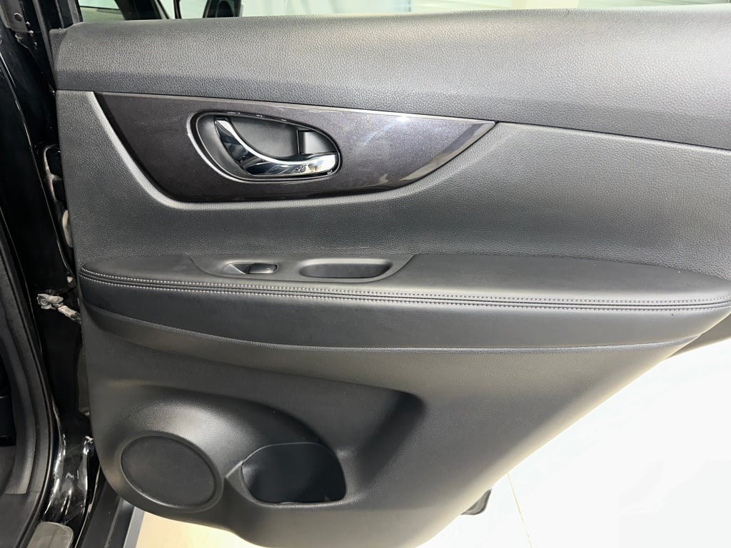 2018 Nissan Rogue SV photo 22