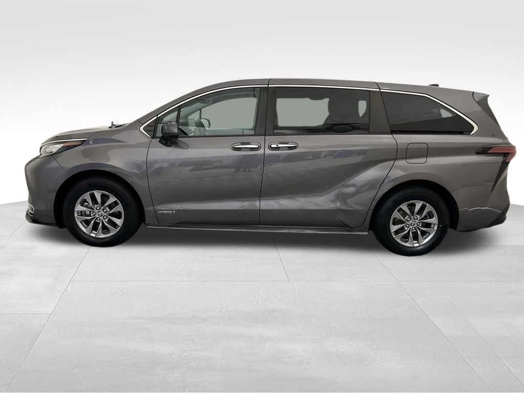 2021 Toyota Sienna XLE photo 22