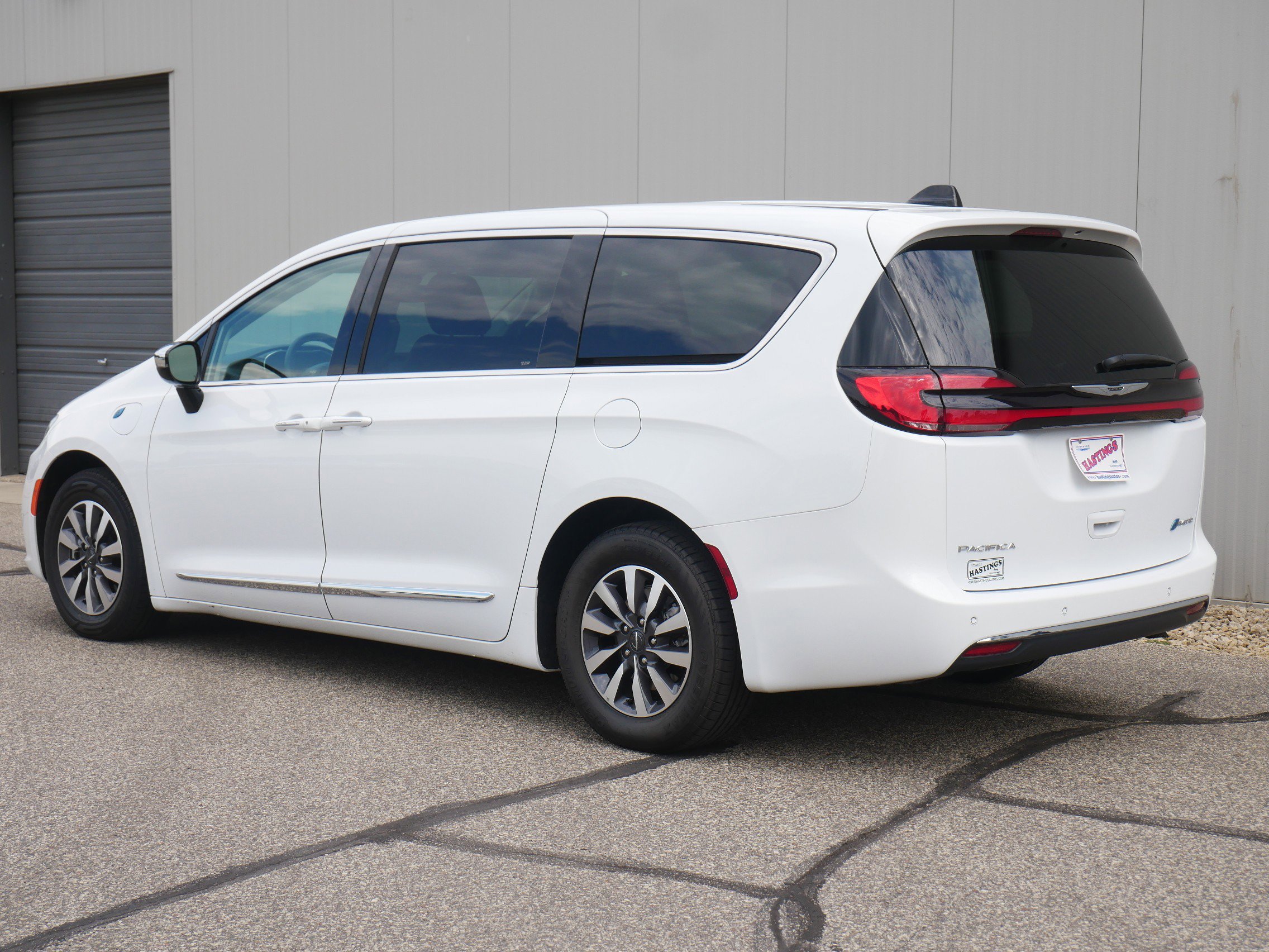 2023 Chrysler Pacifica Hybrid Limited photo 2