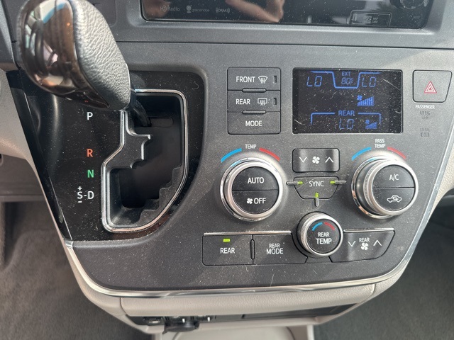 2016 Toyota Sienna XLE photo 13