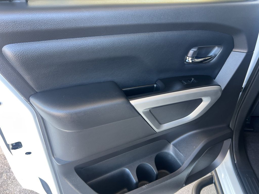 2024 Nissan Titan Crew Cab photo 7