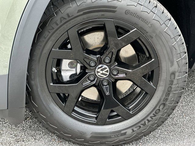 2025 Volkswagen Atlas Peak Edition SE photo 2