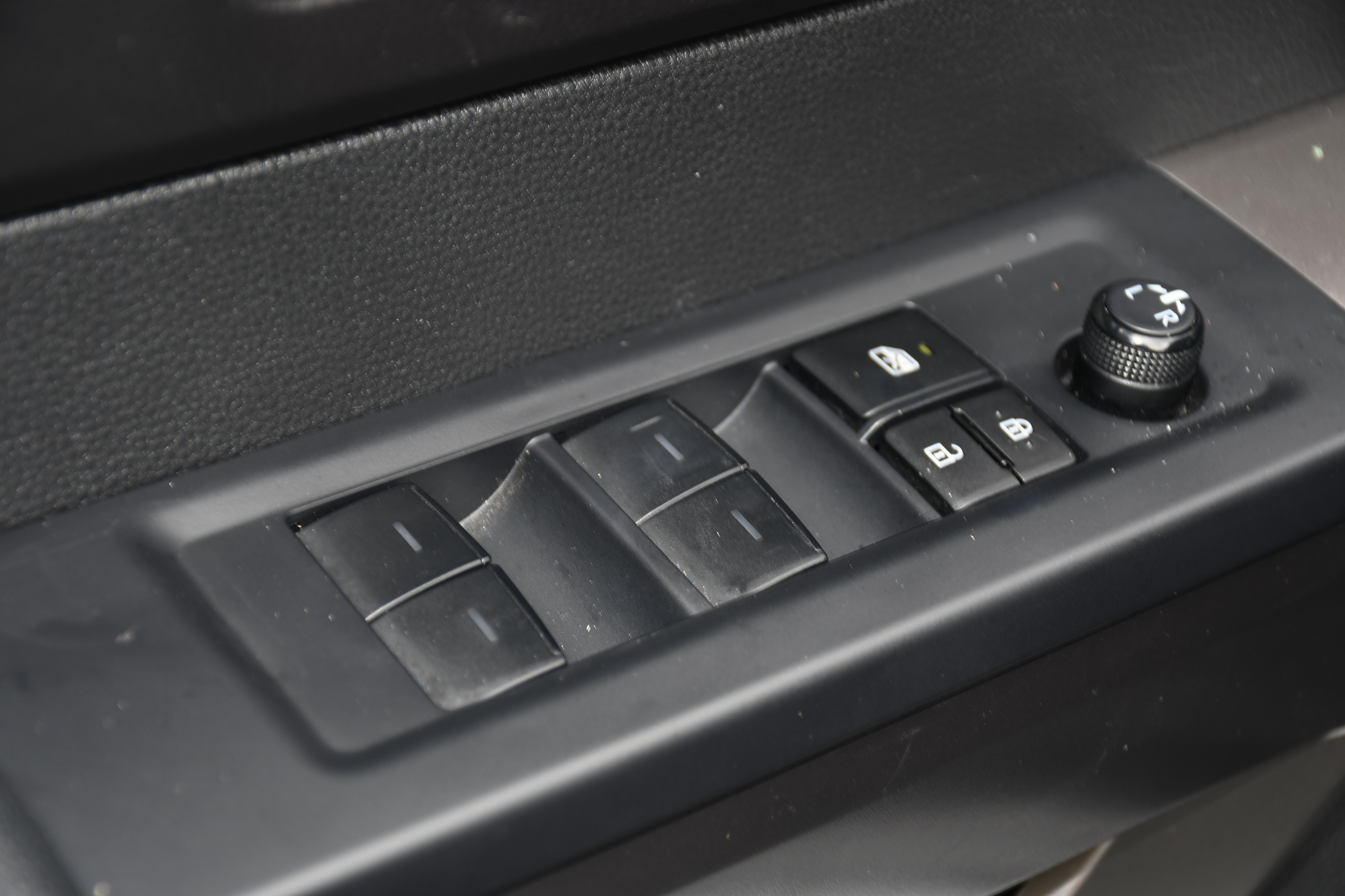 2024 Toyota Tundra SR5 CrewMax photo 2