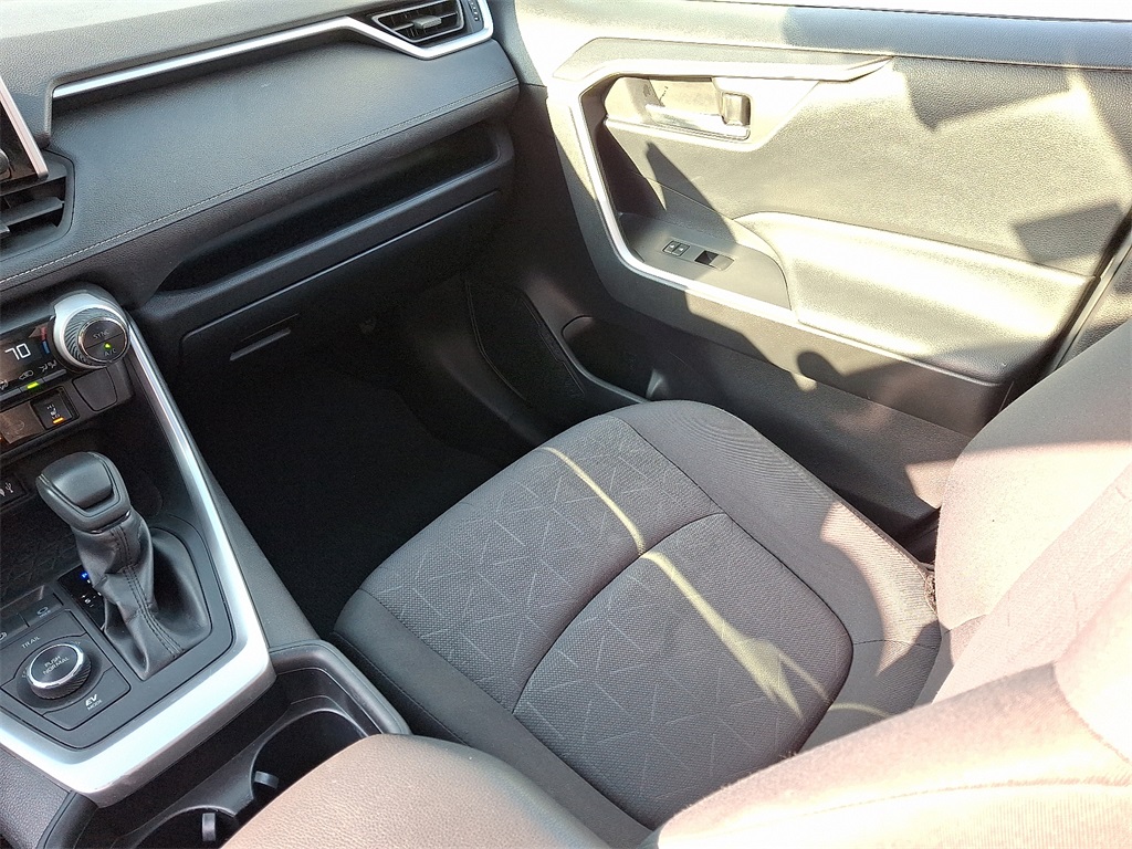 2019 Toyota RAV4 Hybrid XLE photo 15