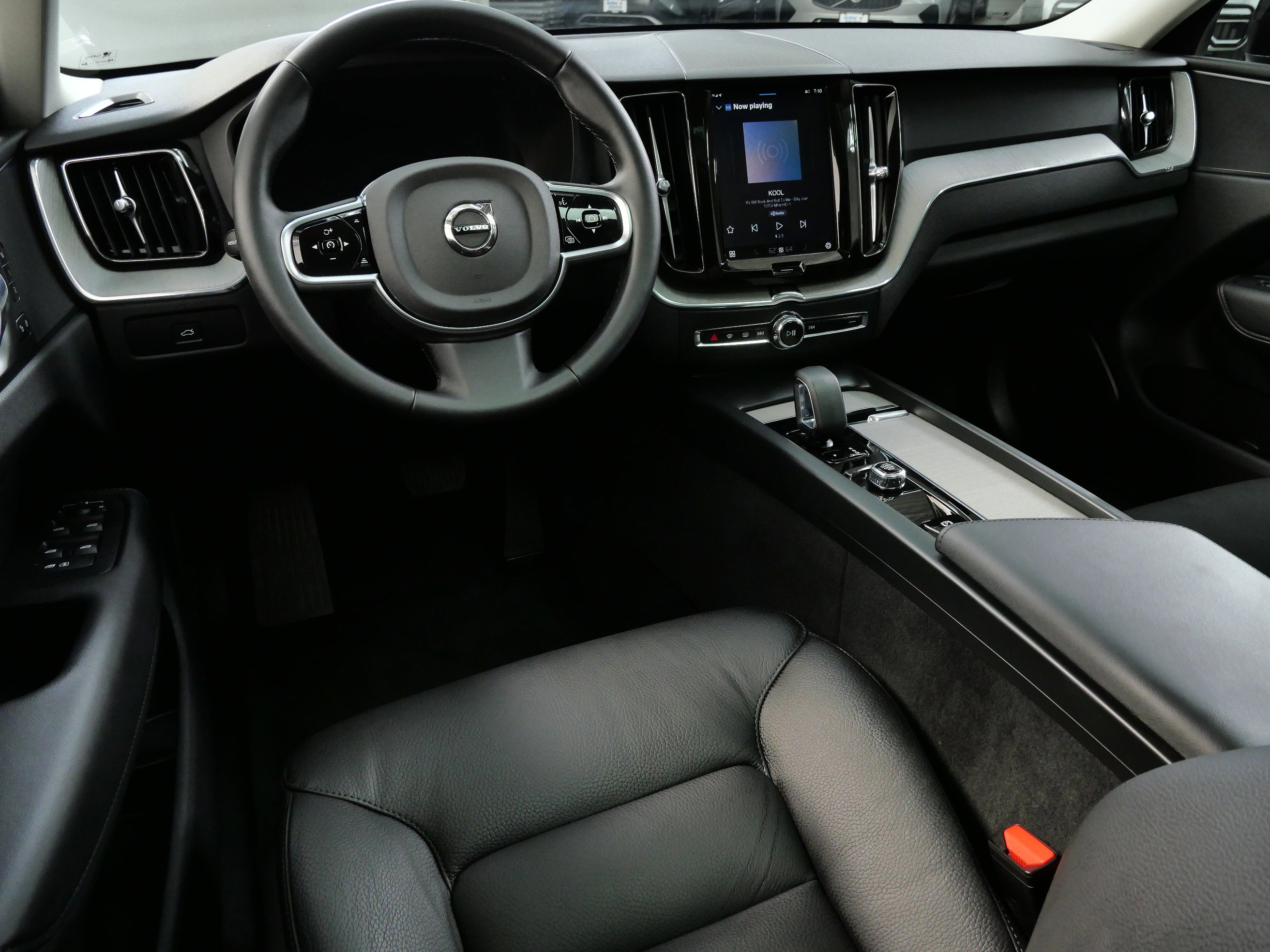 2025 Volvo XC60 Plus photo 2