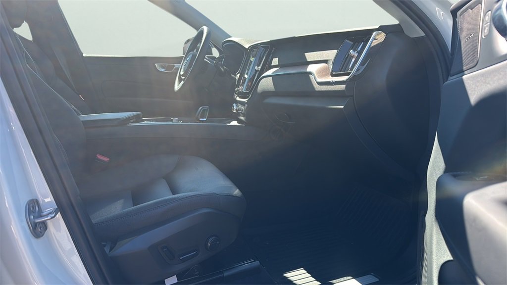2024 Volvo XC60 B5 Plus photo 12