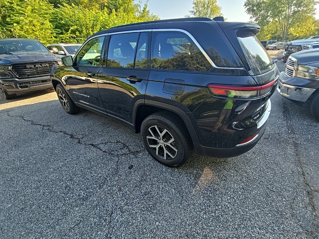 2024 Jeep Grand Cherokee Limited photo 2