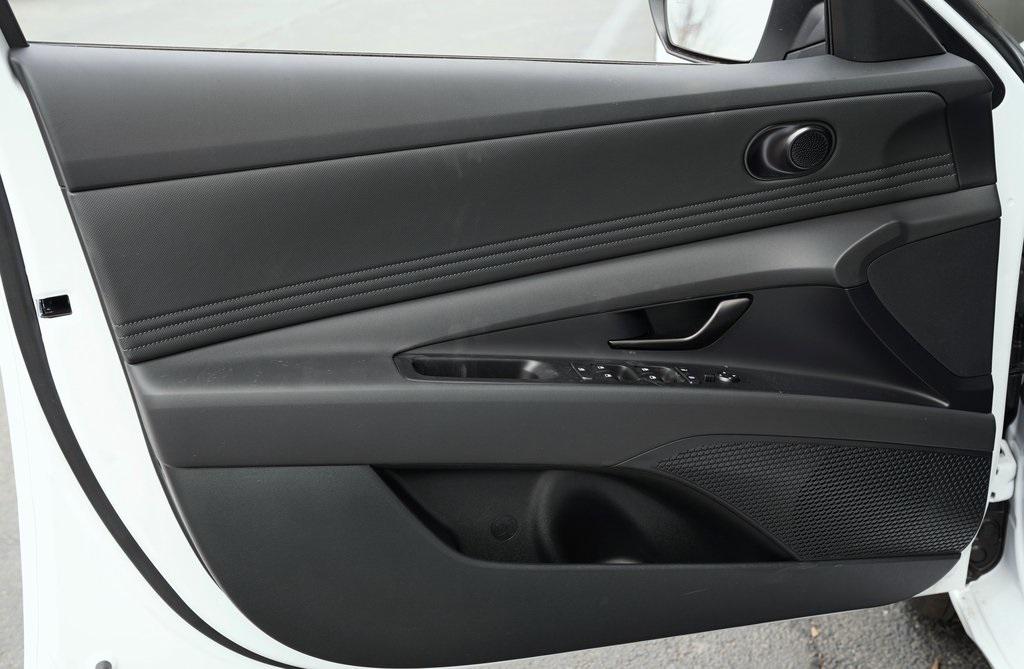 2025 Hyundai Elantra SEL Sport photo 8