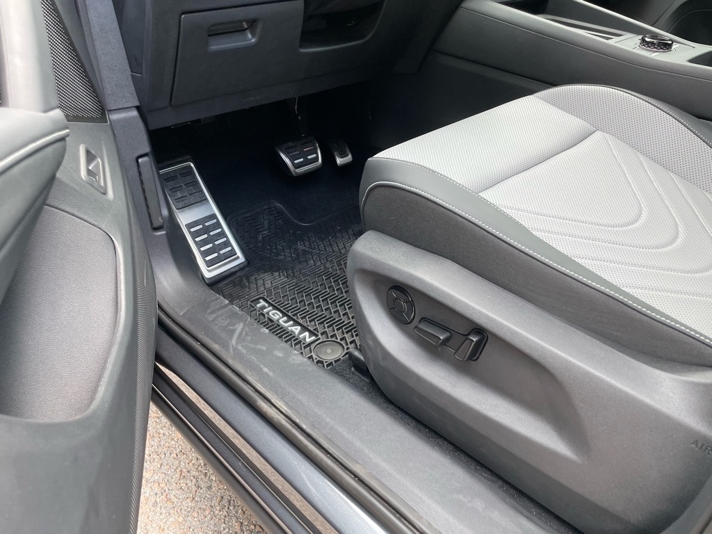 2025 Volkswagen Tiguan SE R-Line Black photo 18