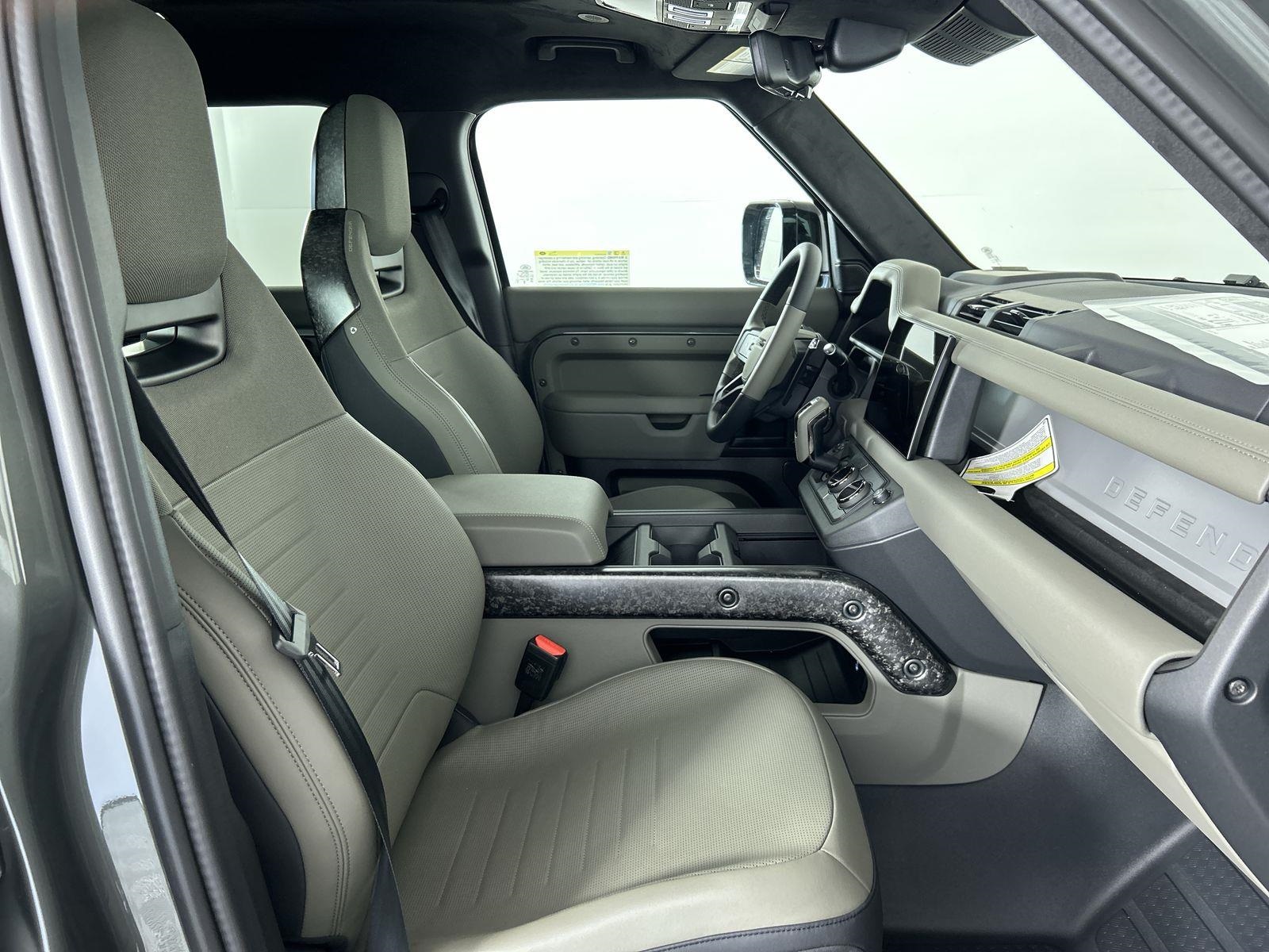 2025 Land Rover Defender 110 photo 31