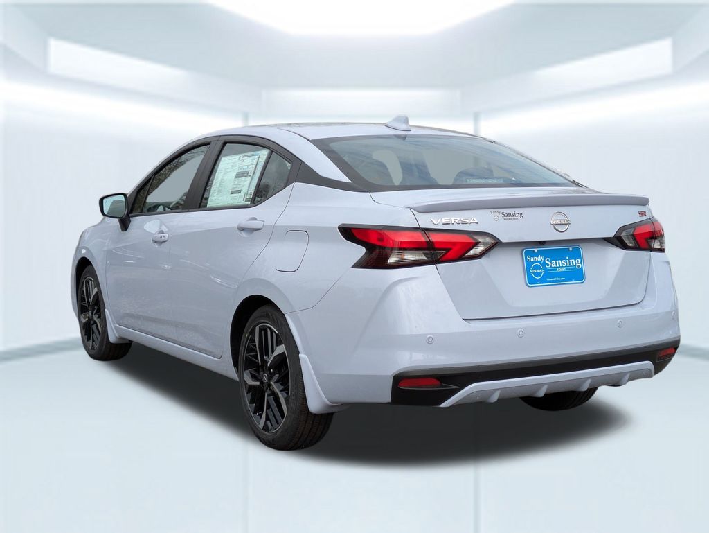 2025 Nissan Versa 1.6 SR photo 3