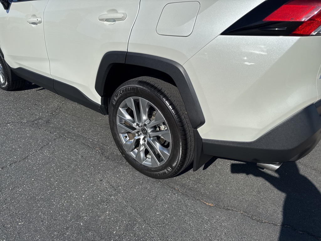 2022 Toyota RAV4 XLE Premium photo 9