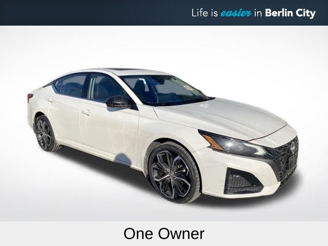 2024 Nissan Altima SR's photo