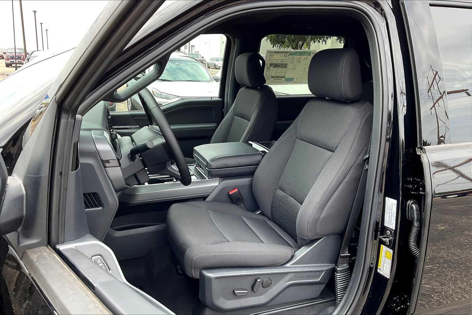 2025 Ford F-150 XLT photo 9