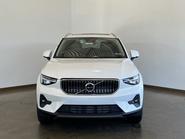 2025 Volvo XC40 Plus photo 2