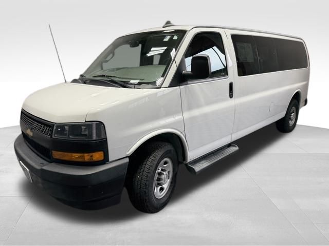 2022 Chevrolet Express Passenger LS's photo
