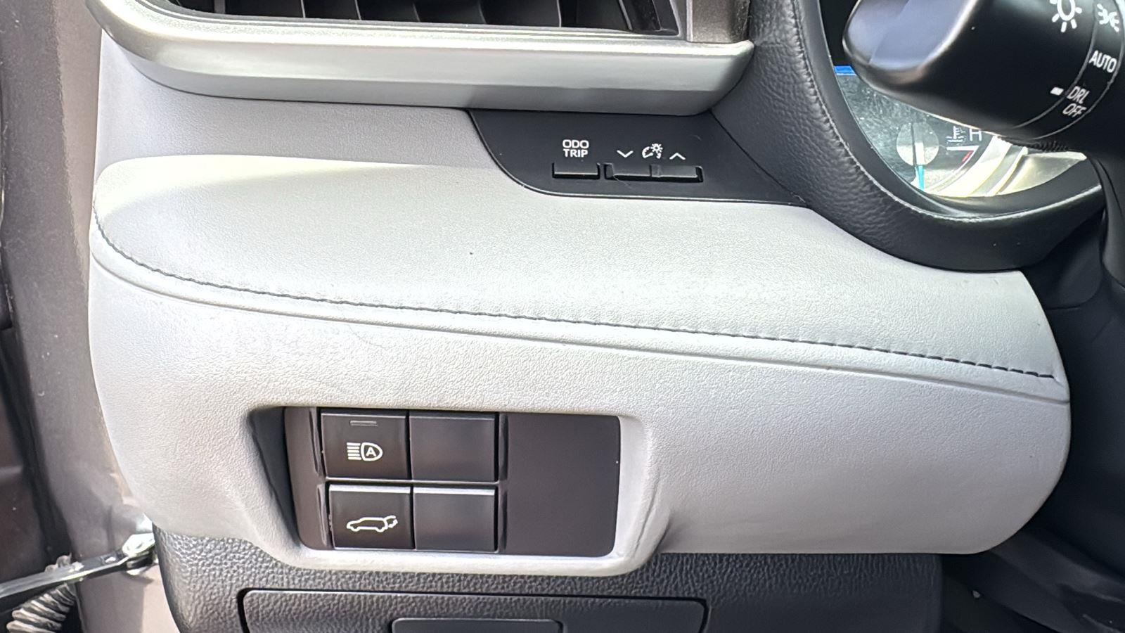 2023 Toyota Highlander Hybrid LE photo 12