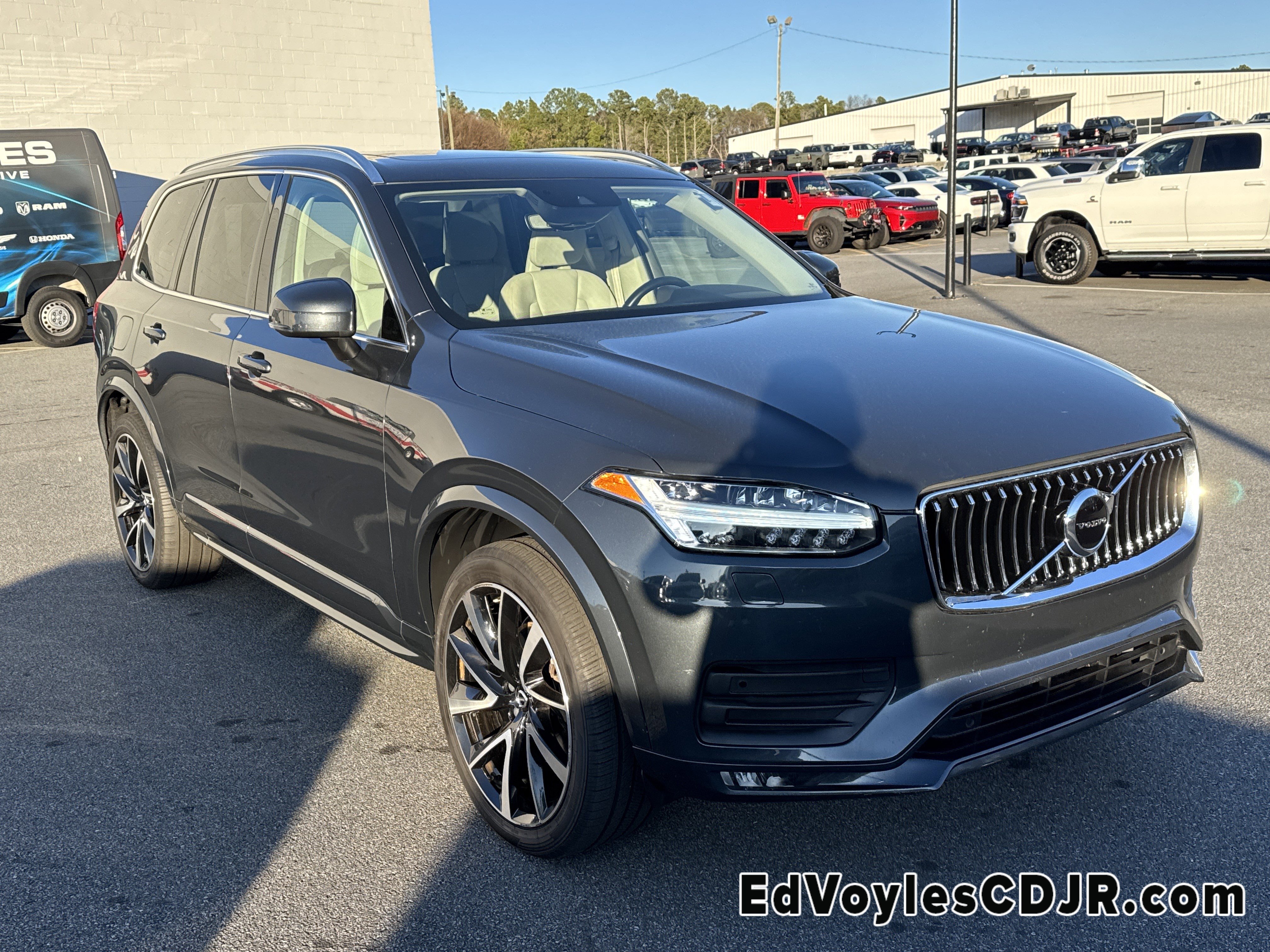 2021 Volvo XC90 Momentum's photo