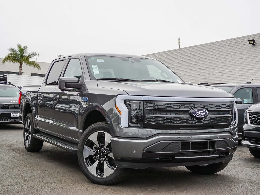 2025 Ford F-150 Lightning Platinum's photo