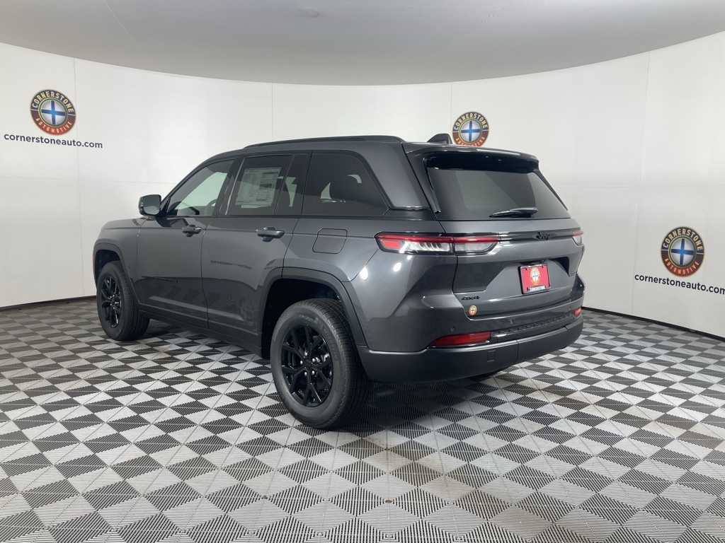 2025 Jeep Grand Cherokee Laredo photo 5