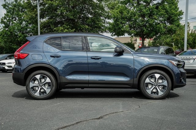 2026 Volvo XC40 AWD photo 3