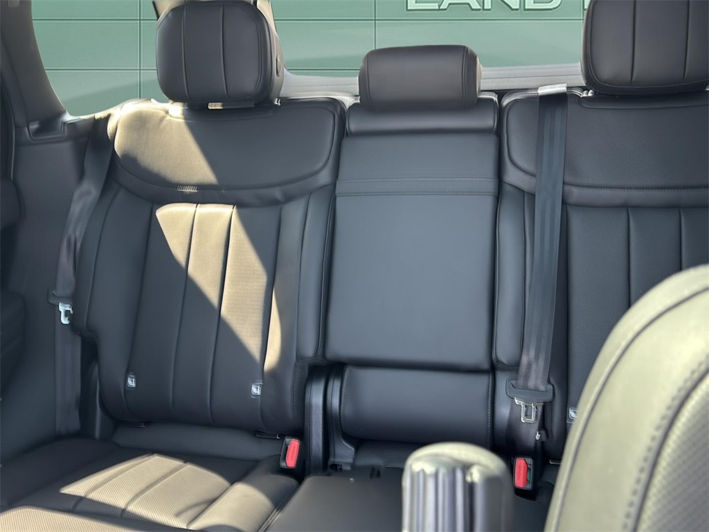 2025 Land Rover Range Rover SE photo 16