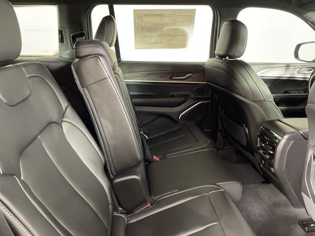 2025 Jeep Grand Cherokee Limited photo 13
