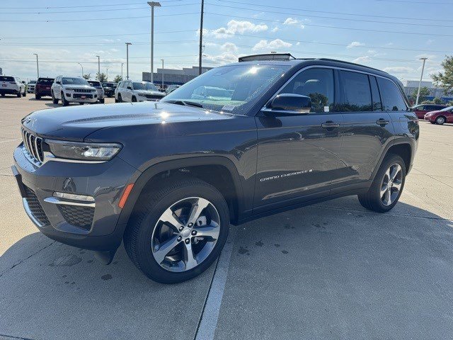 2025 Jeep Grand Cherokee Limited photo 3