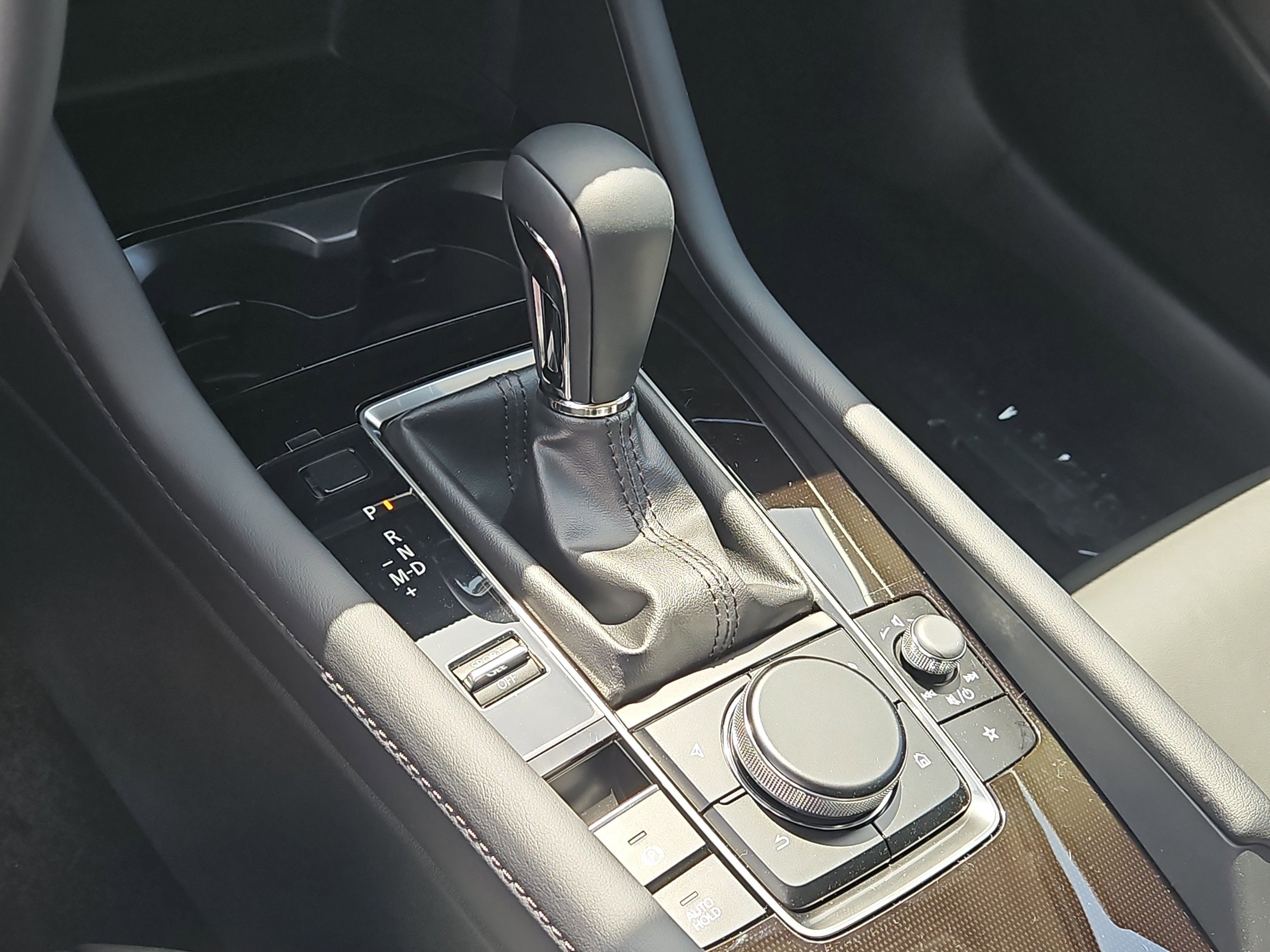 2025 Mazda Mazda3 2.5 s Preferred photo 2