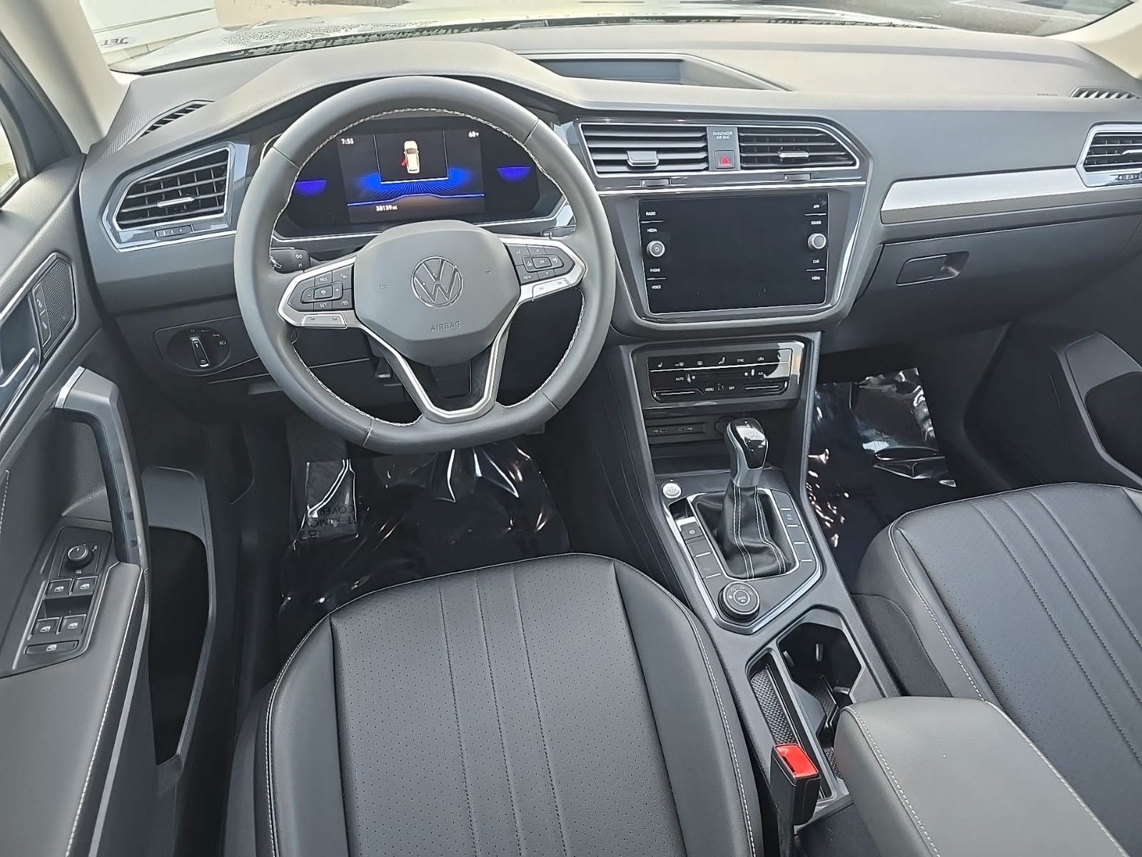 2023 Volkswagen Tiguan SE photo 2