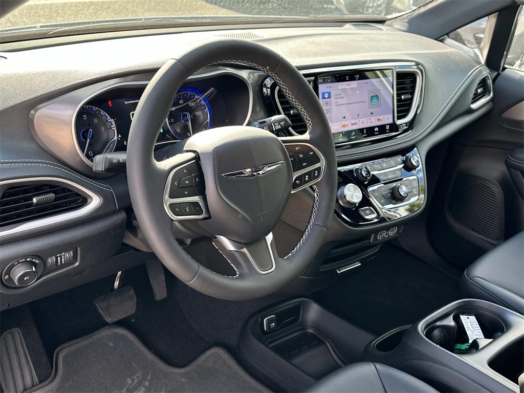 2025 Chrysler Pacifica photo 2