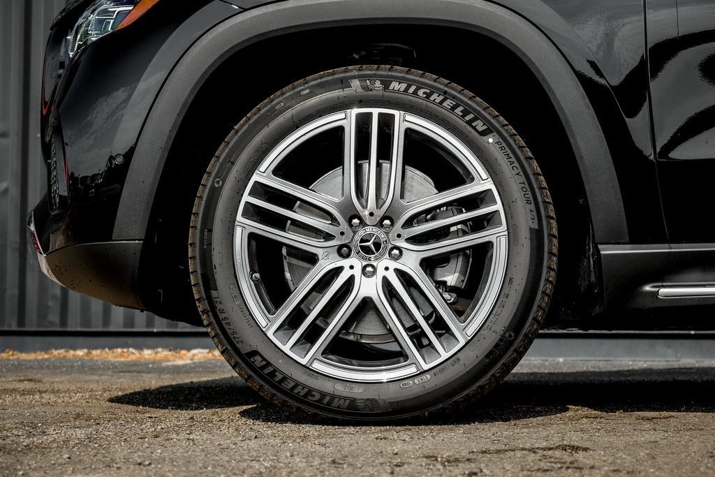 2025 Mercedes Benz GLS 450 4MATIC photo 2