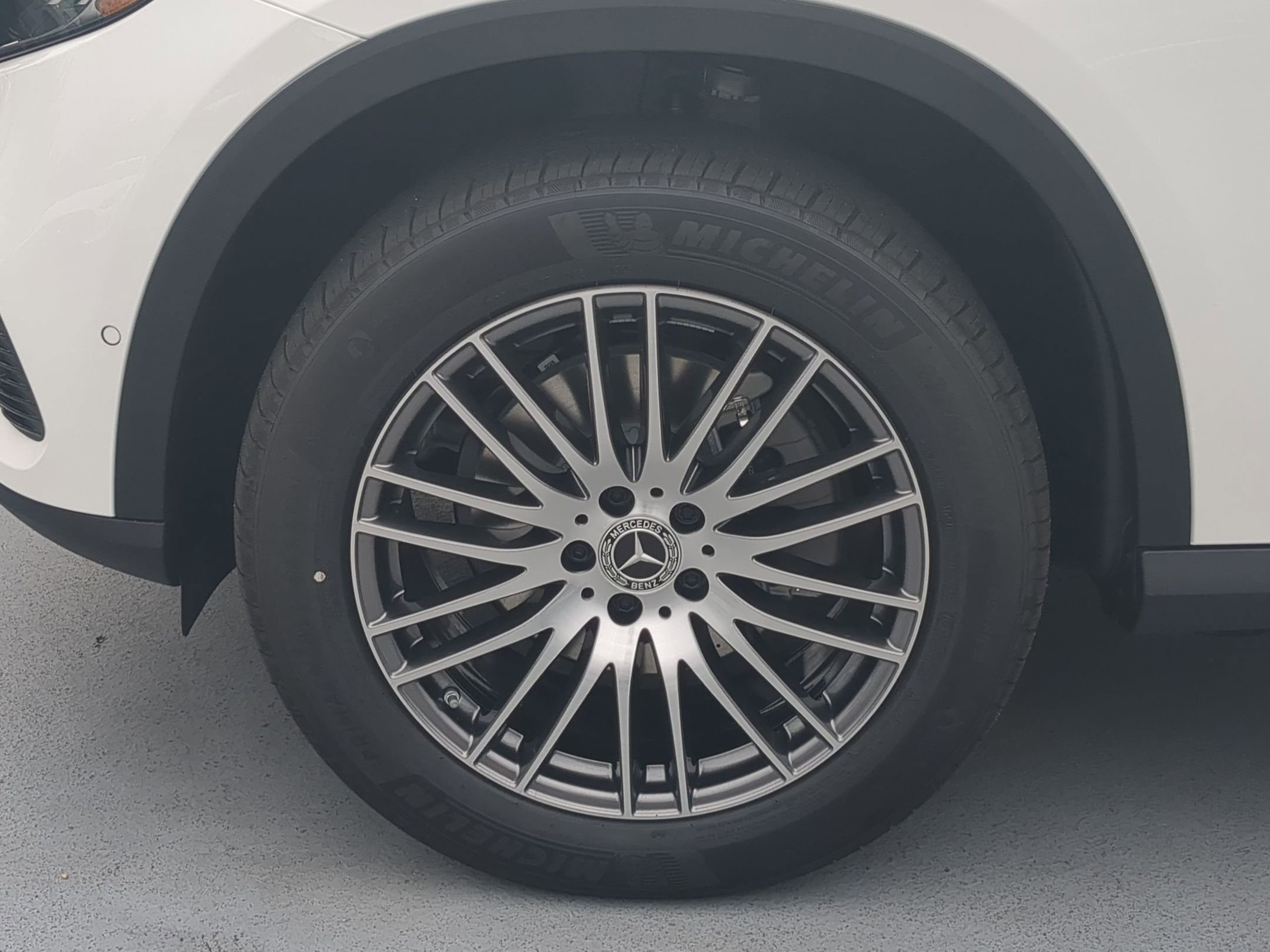 2025 Mercedes Benz GLC 300 4MATIC photo 3