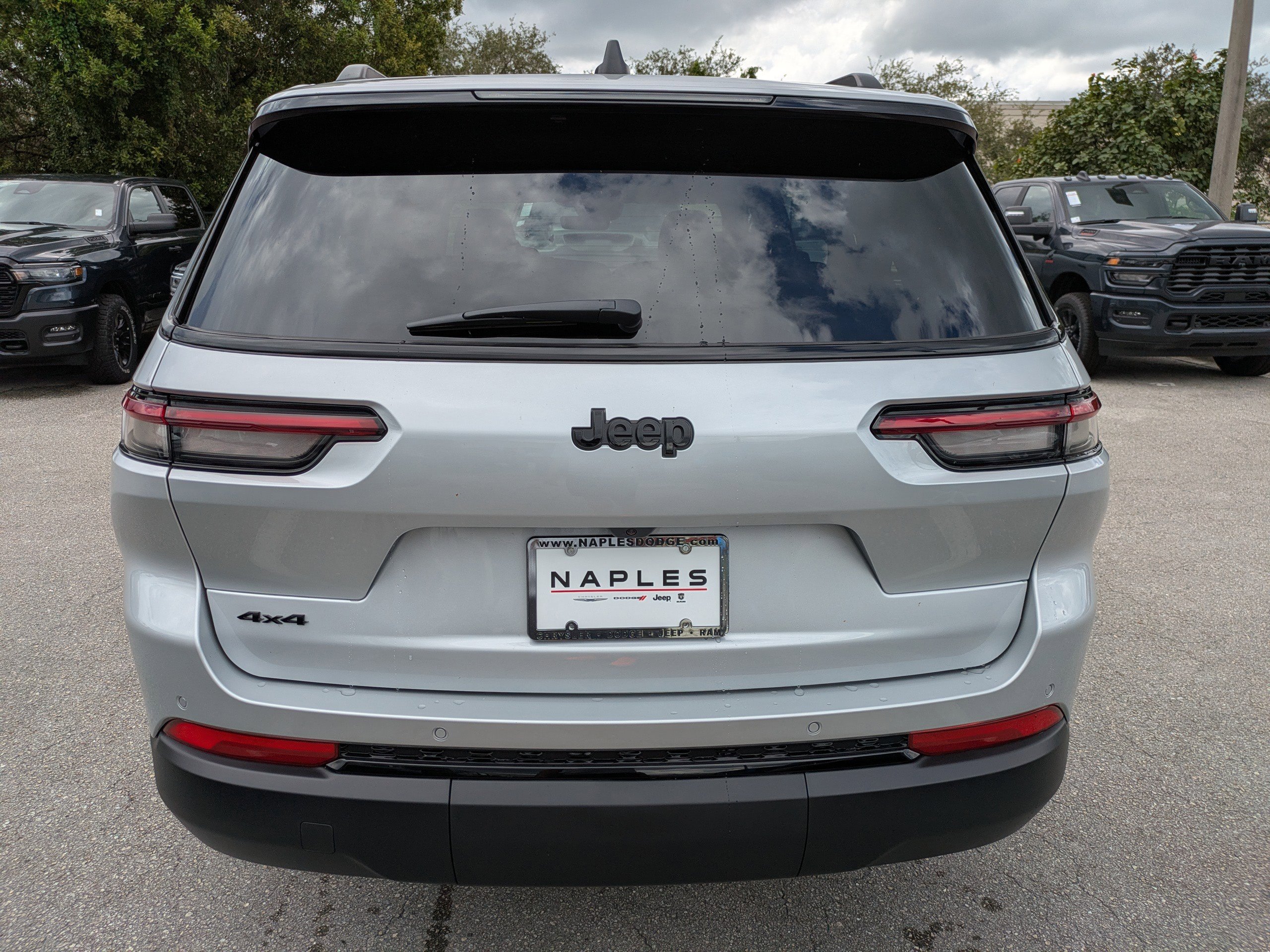 2025 Jeep Grand Cherokee Laredo Altitude photo 6