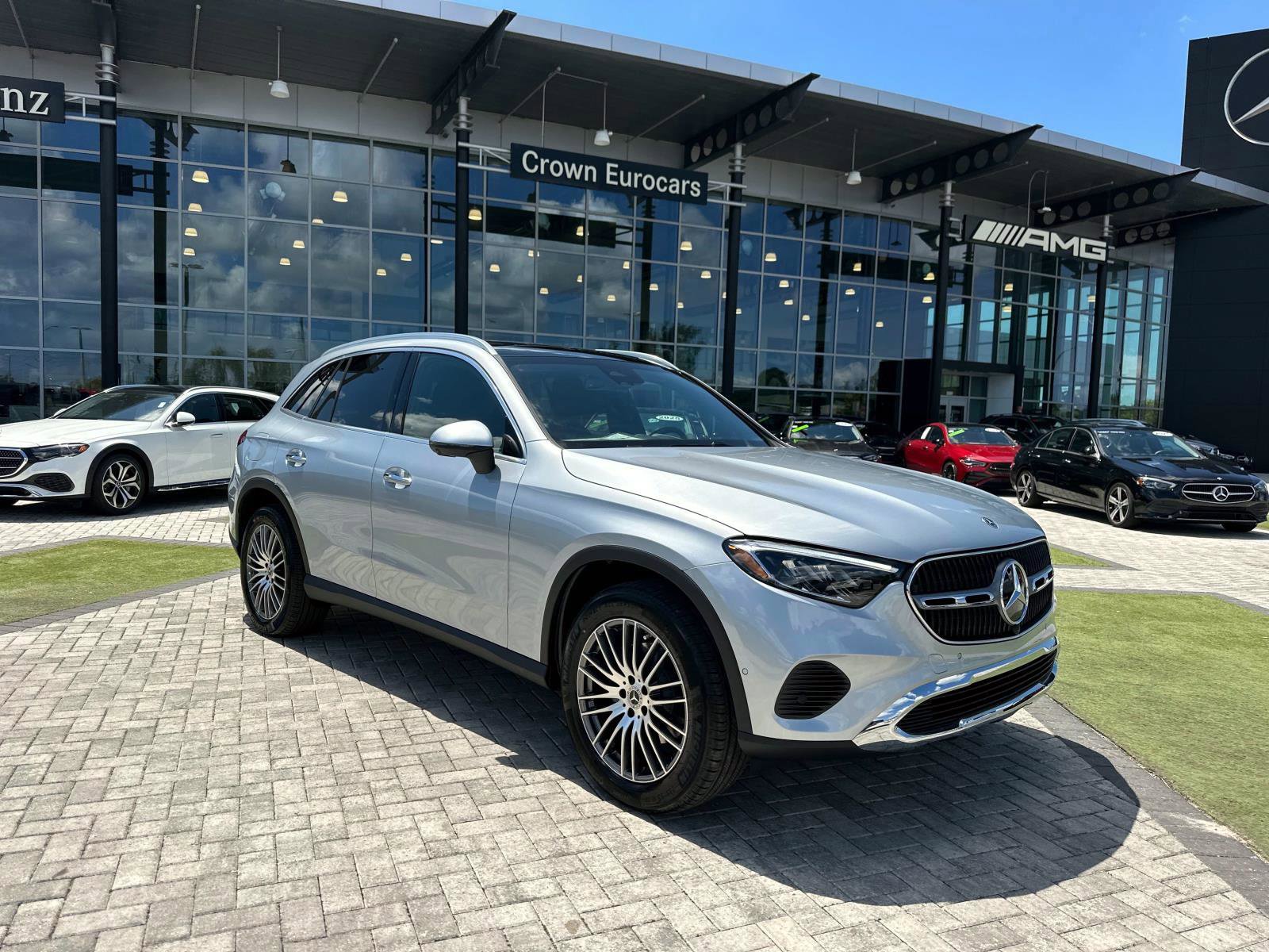 2025 Mercedes Benz GLC 300 photo 2