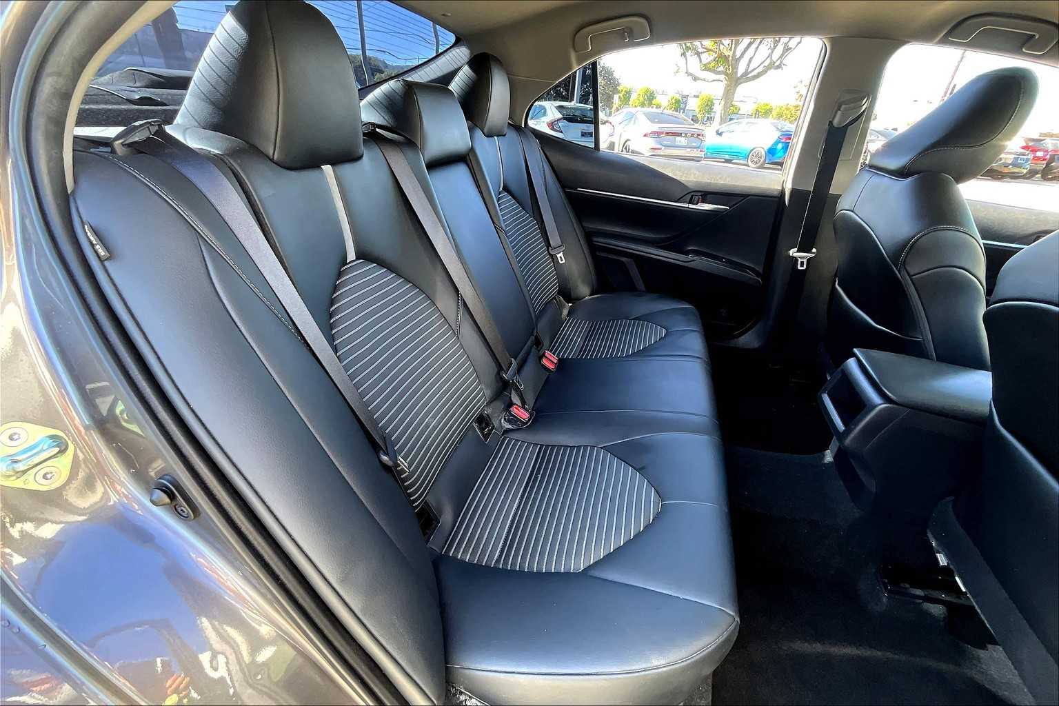 2020 Toyota Camry SE photo 17