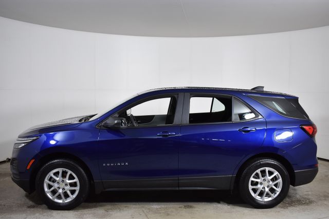 2023 Chevrolet Equinox LS photo 2