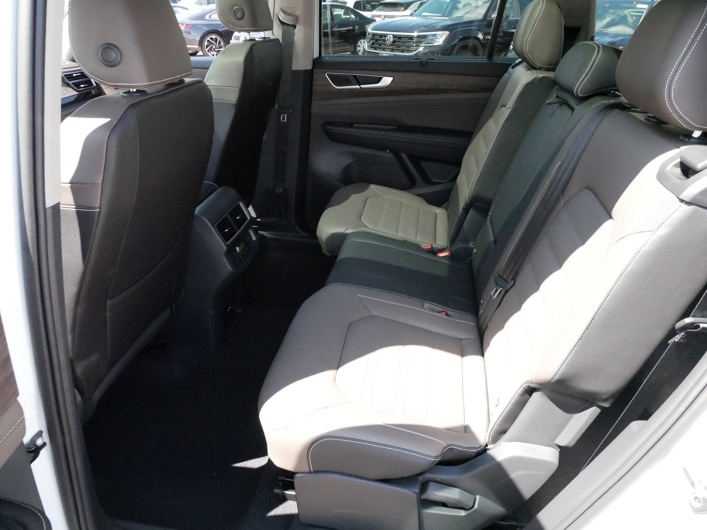 2025 Volkswagen Atlas SEL photo 3