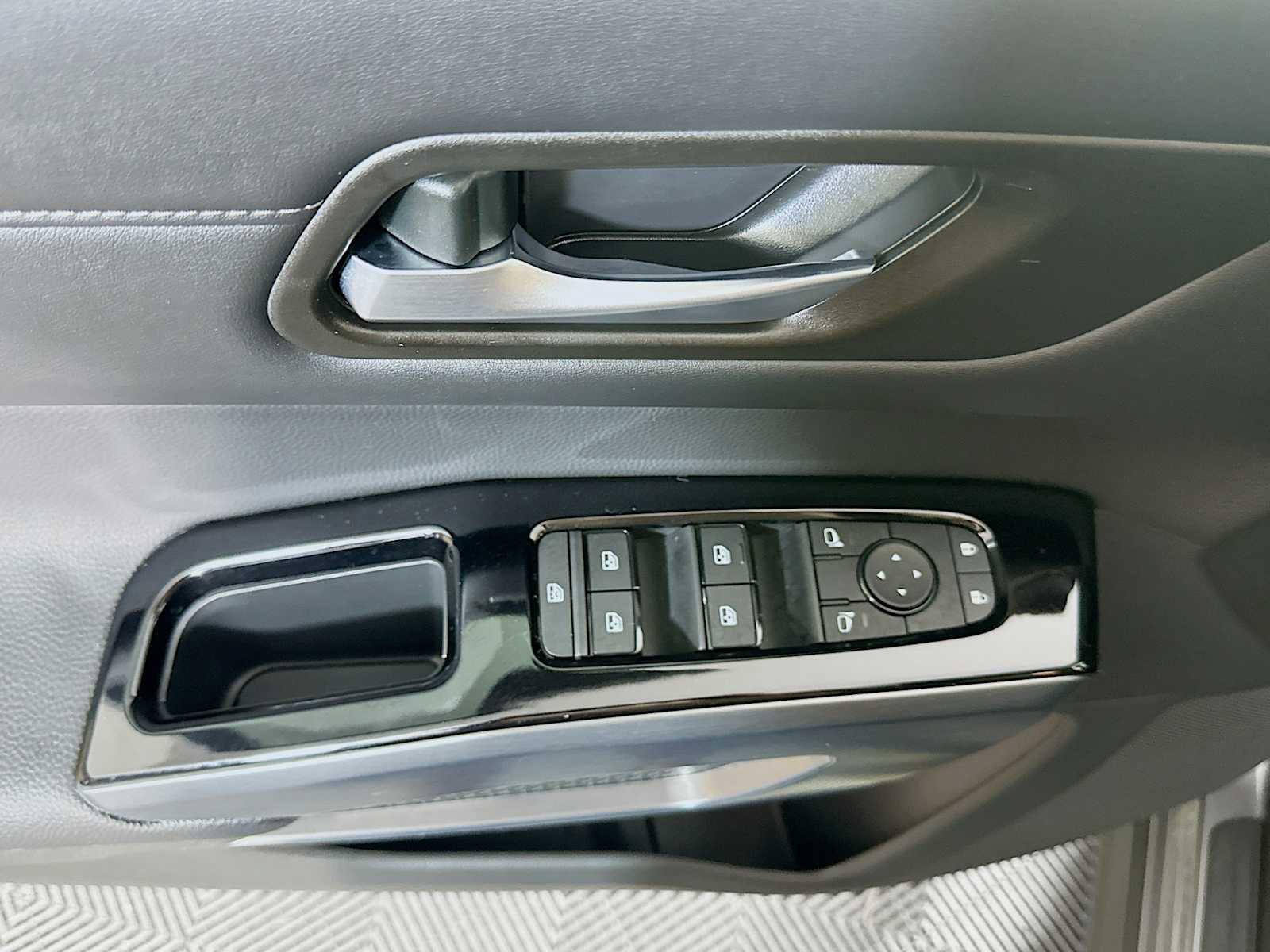 2025 Nissan Pathfinder SL photo 16