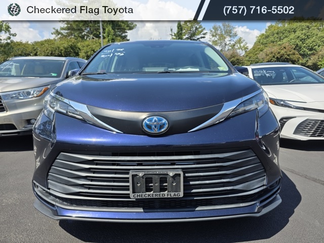 2021 Toyota Sienna LE photo 2