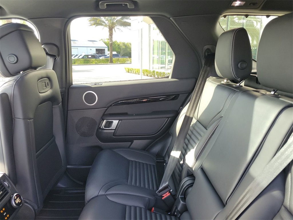 2025 Land Rover Discovery S photo 15