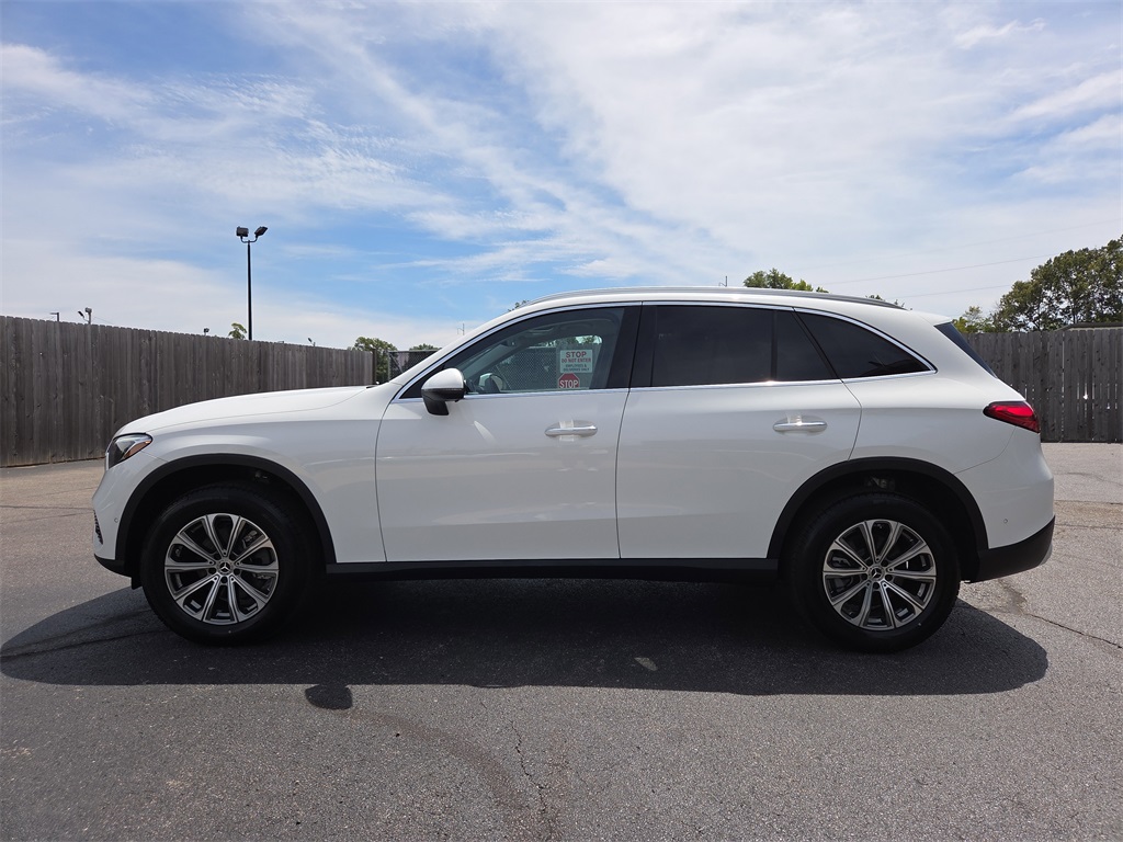 2025 Mercedes Benz GLC 300 photo 2