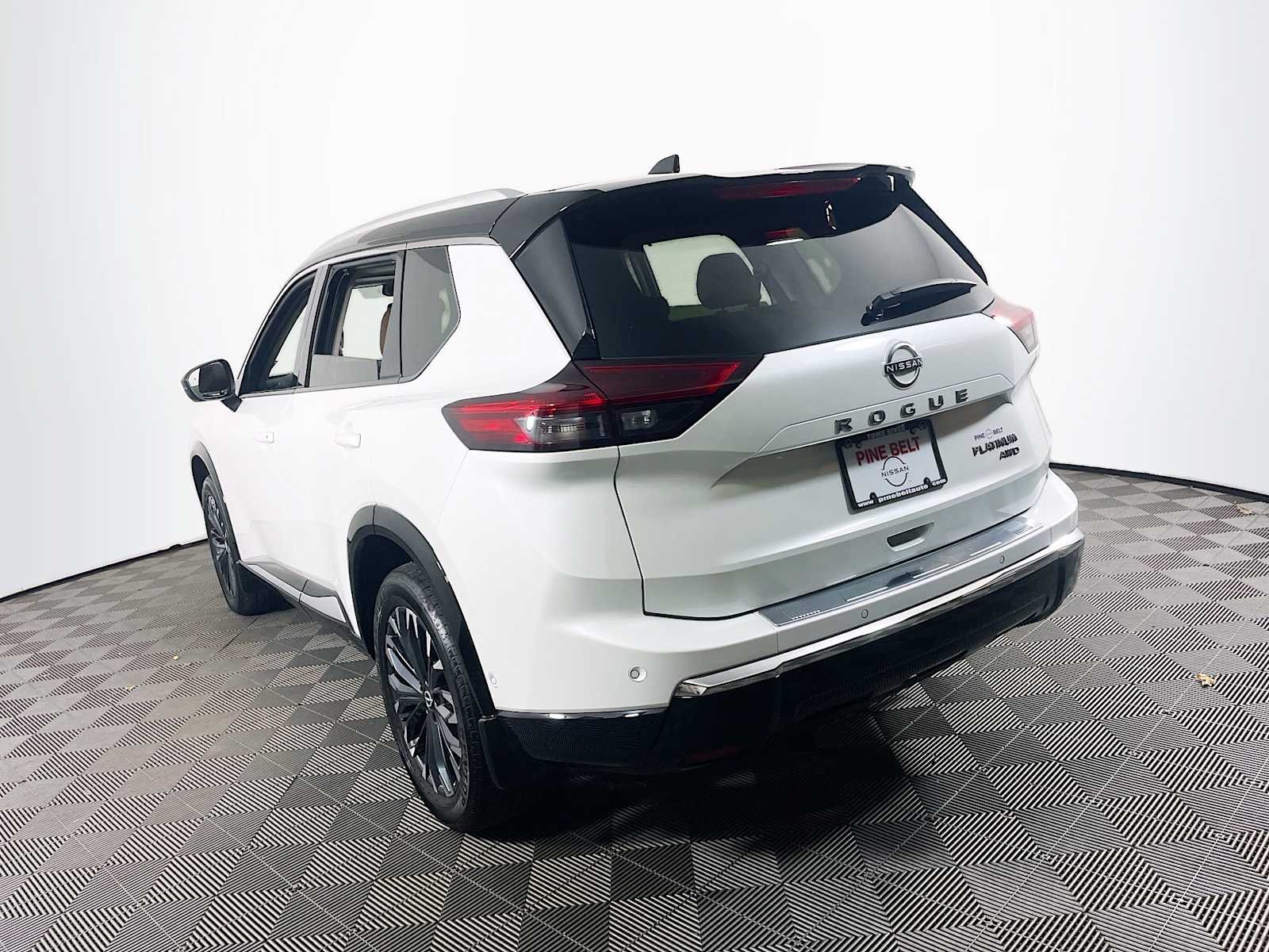 2024 Nissan Rogue Platinum photo 3