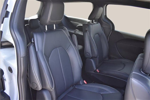 2025 Chrysler Pacifica Hybrid photo 18