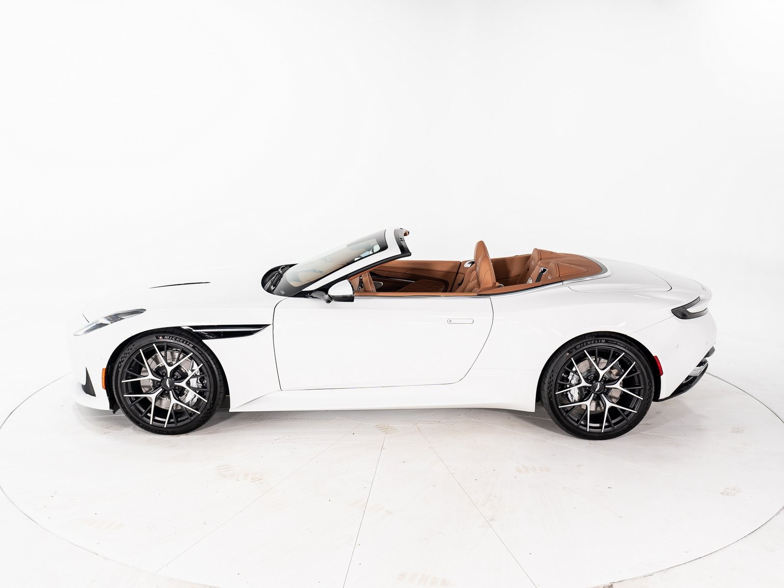 2025 Aston Martin DB12 photo 2