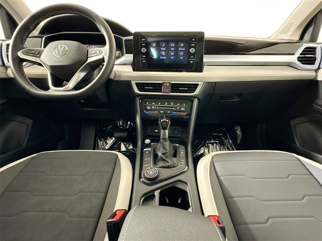 2025 Volkswagen Taos SE photo 15