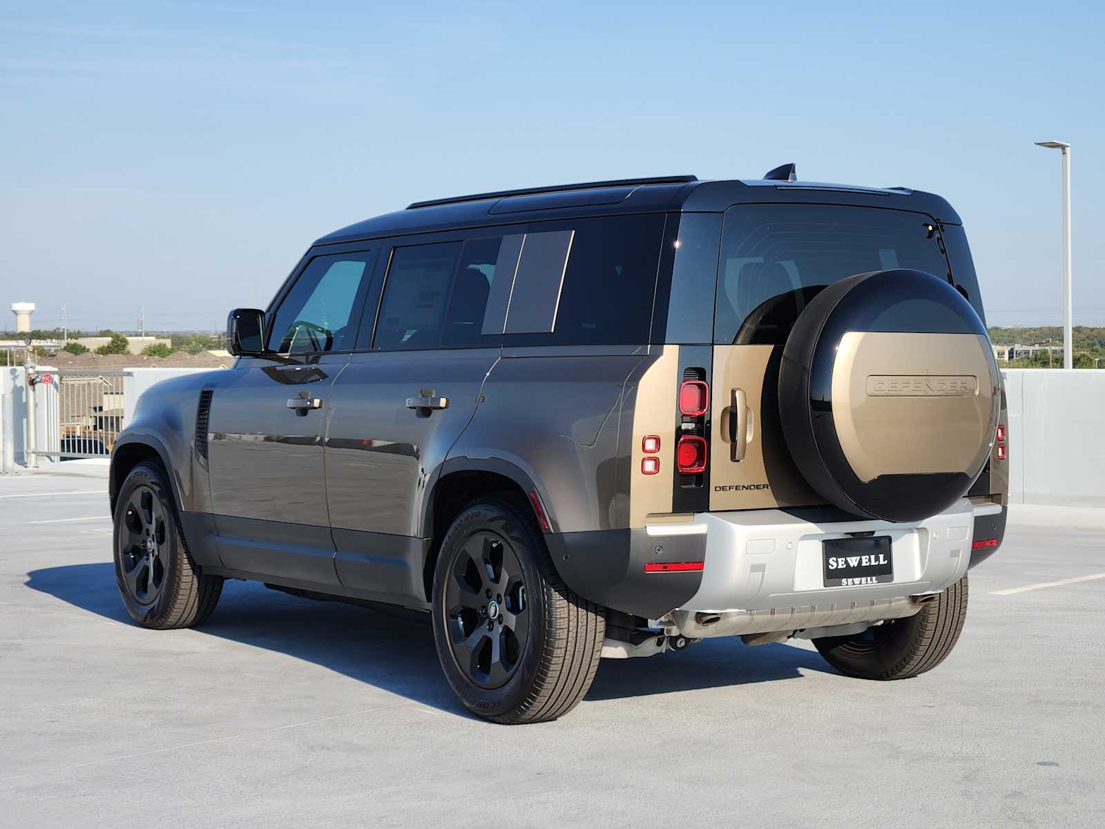 2025 Land Rover Defender 110 S photo 7