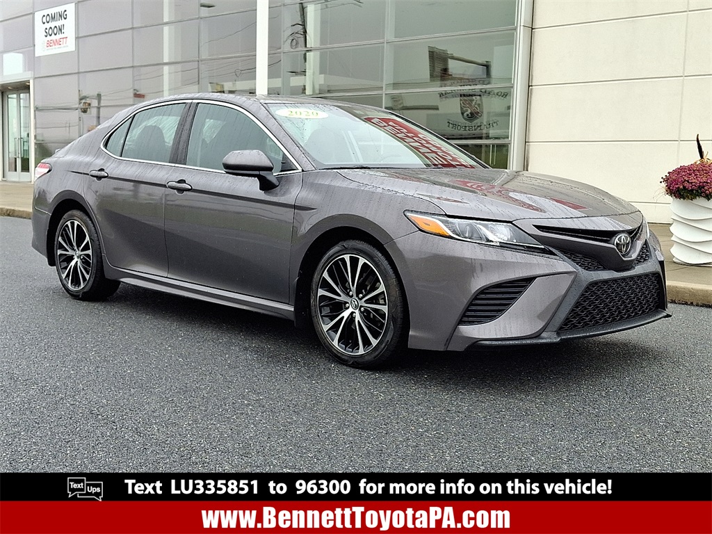 2020 Toyota Camry SE's photo